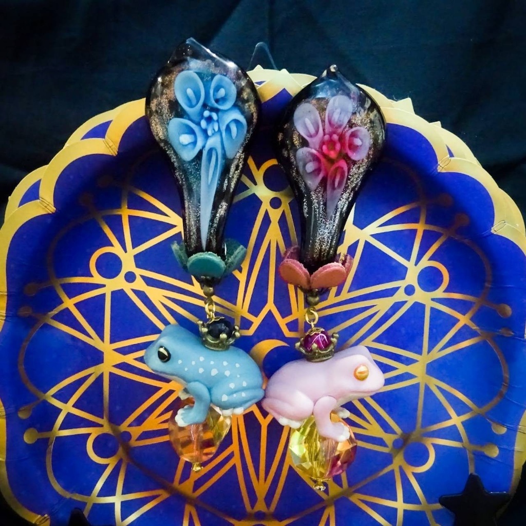 睡蓮の花の下の蛙 カエル ピアス イヤリング かえる 蓮 ハス ガラス ランプワーク