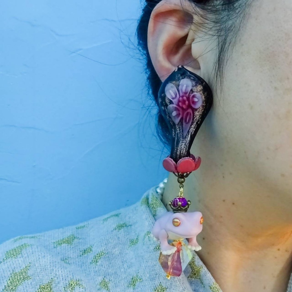 睡蓮の花の下の蛙 カエル ピアス イヤリング かえる 蓮 ハス ガラス ランプワーク