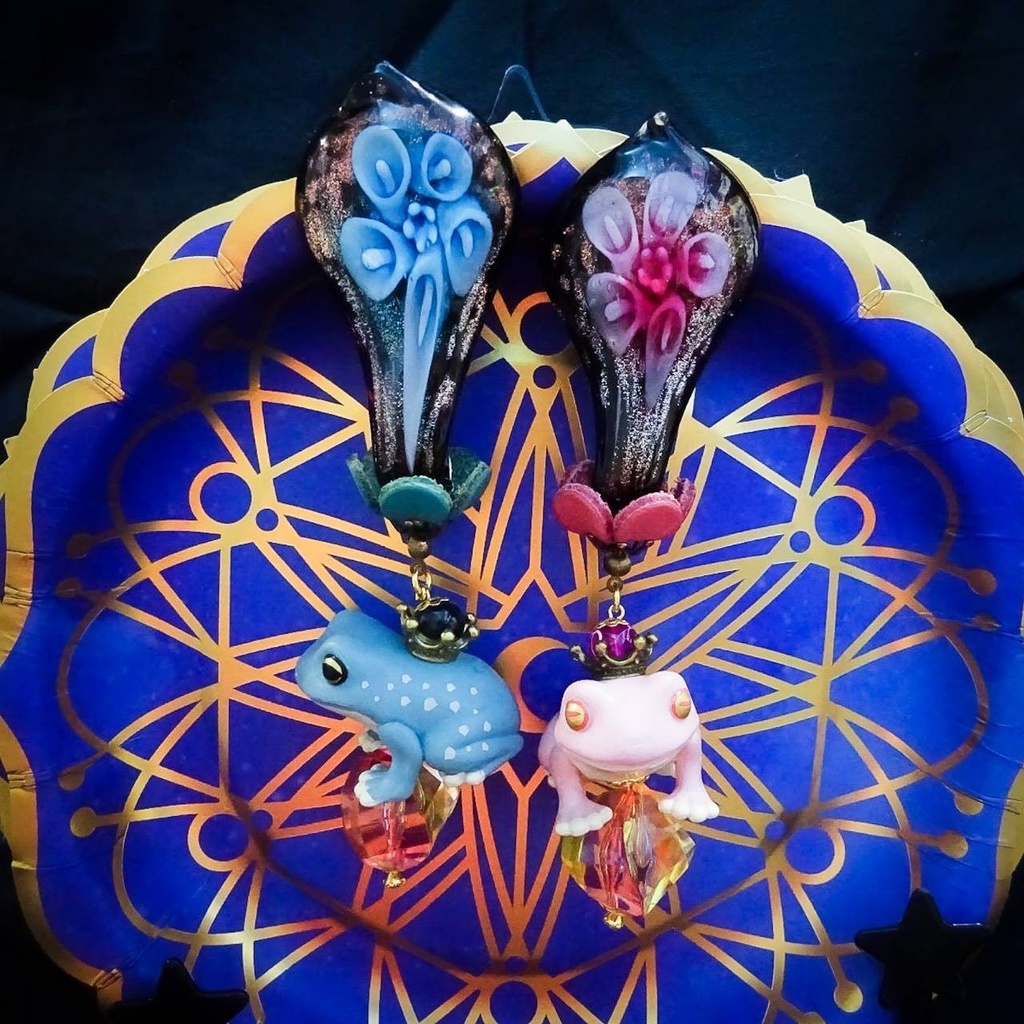 睡蓮の花の下の蛙 カエル ピアス イヤリング かえる 蓮 ハス ガラス ランプワーク