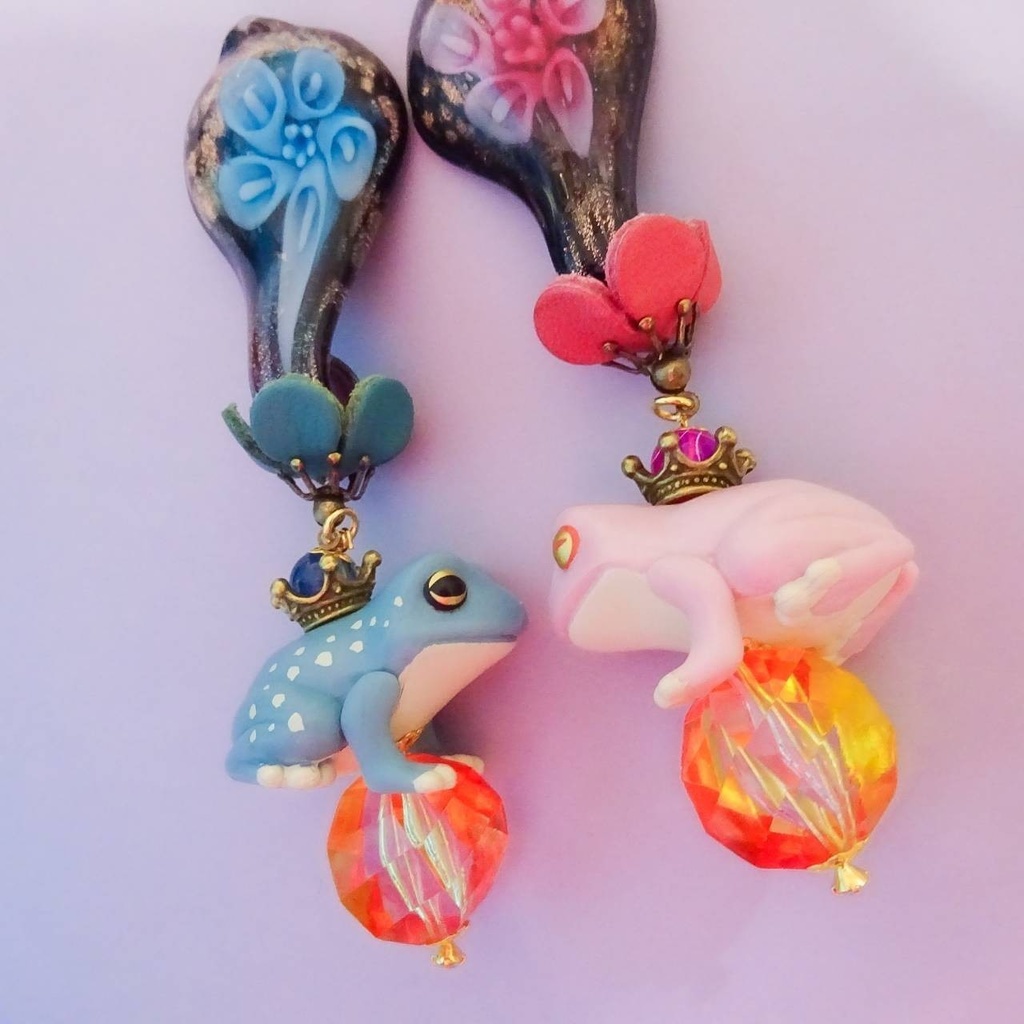 睡蓮の花の下の蛙 カエル ピアス イヤリング かえる 蓮 ハス ガラス ランプワーク