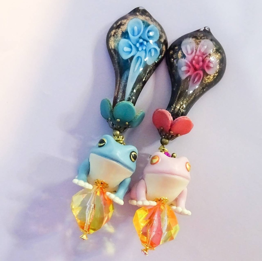 睡蓮の花の下の蛙 カエル ピアス イヤリング かえる 蓮 ハス ガラス ランプワーク