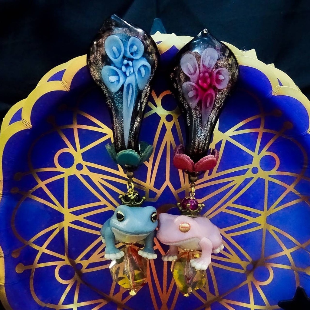 睡蓮の花の下の蛙 カエル ピアス イヤリング かえる 蓮 ハス ガラス ランプワーク