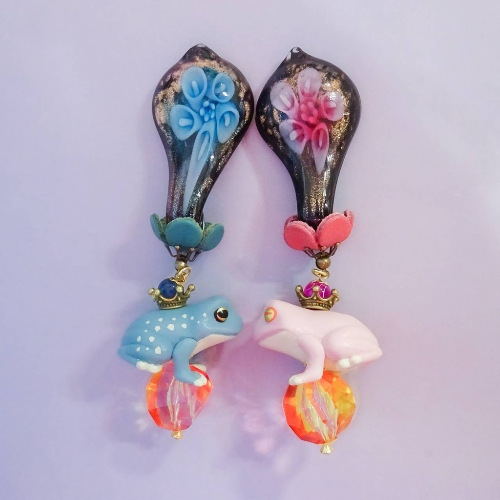 睡蓮の花の下の蛙 カエル ピアス イヤリング かえる 蓮 ハス ガラス ランプワーク