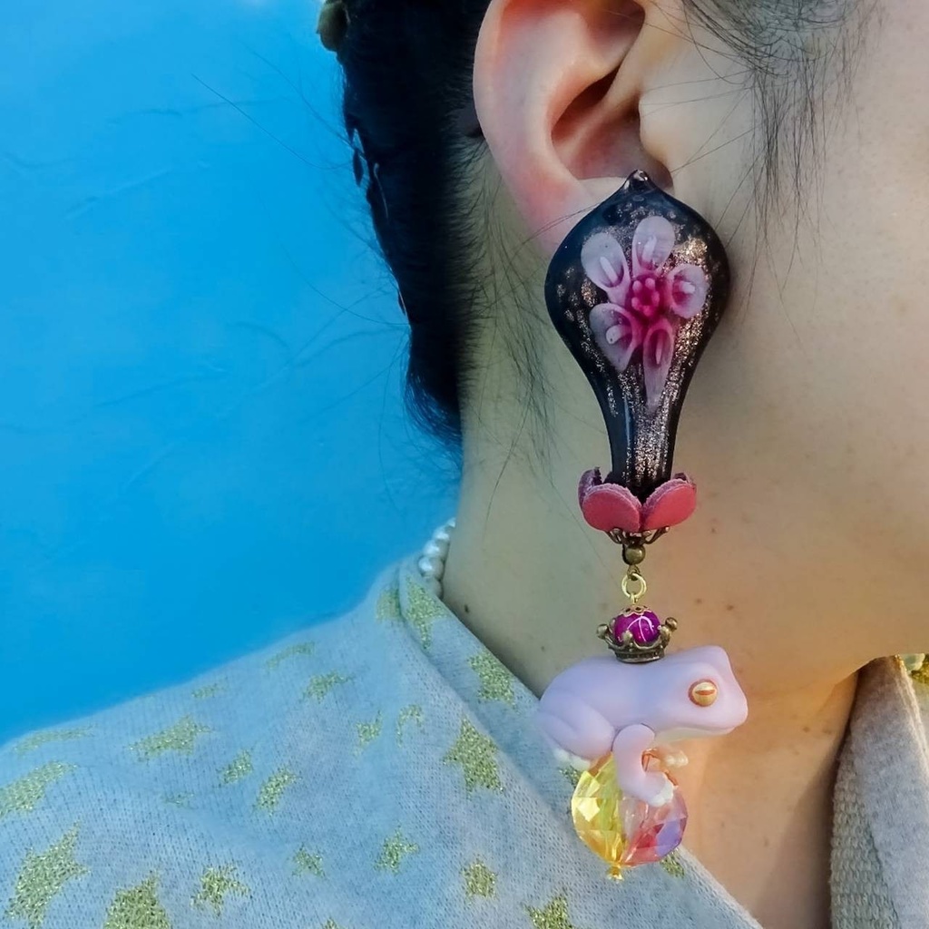 睡蓮の花の下の蛙 カエル ピアス イヤリング かえる 蓮 ハス ガラス ランプワーク