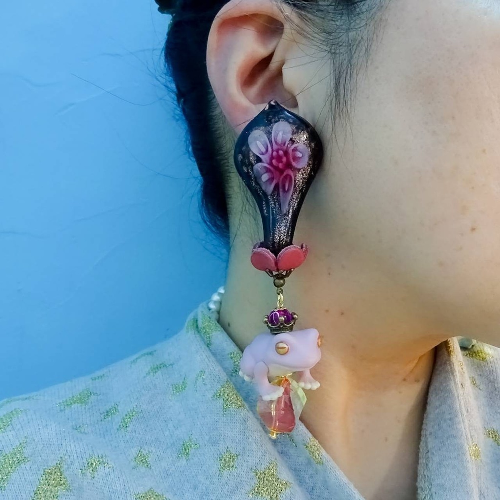 睡蓮の花の下の蛙 カエル ピアス イヤリング かえる 蓮 ハス ガラス ランプワーク