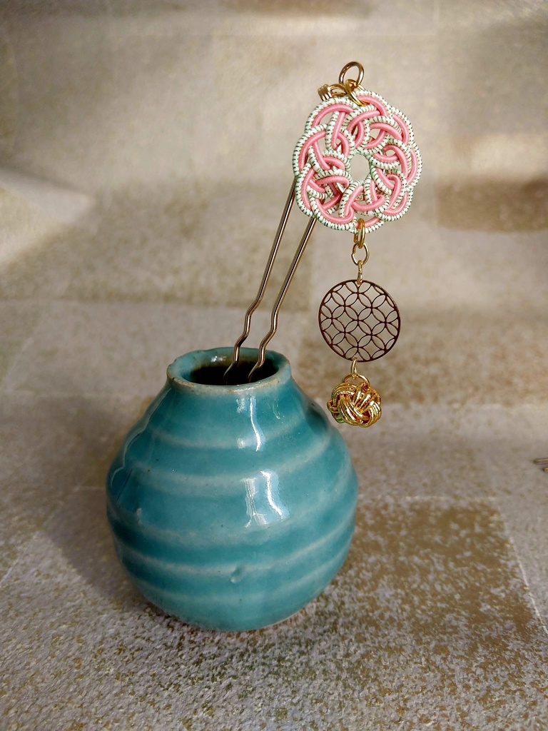 和のワンポイントでファッションを彩る「水引のかんざし」」