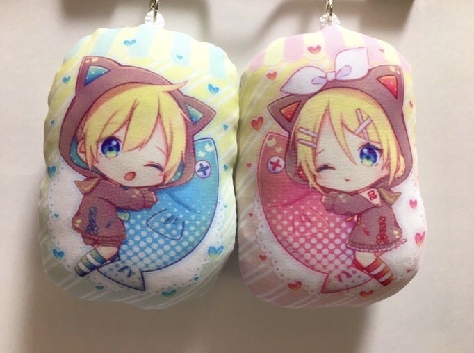 【受注生産(11月24日~11月25日)の2日間限定】かがみねといっしょ!ダイカットビッククッション【ランダム1枚ステッカー付き】