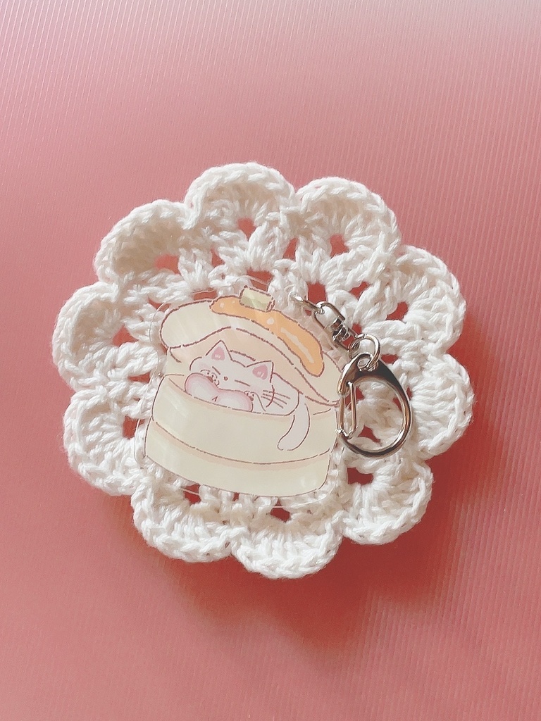 パンケーキのお布団とねこのアクキー