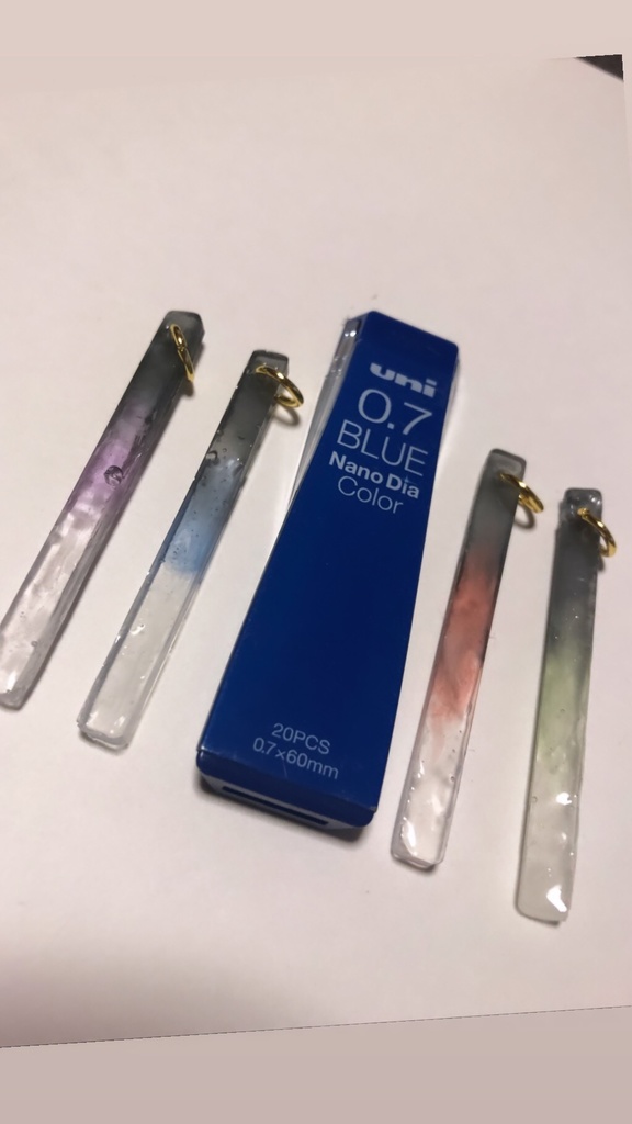 黒と紫のながいやつ