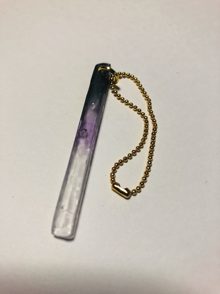 黒と紫のながいやつ