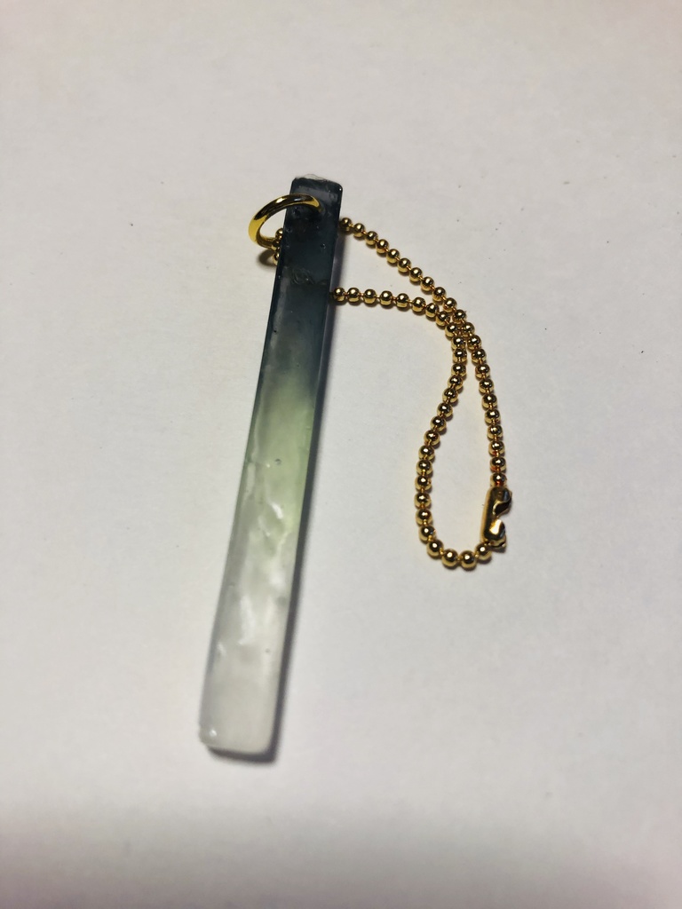 黒と緑のながいやつ