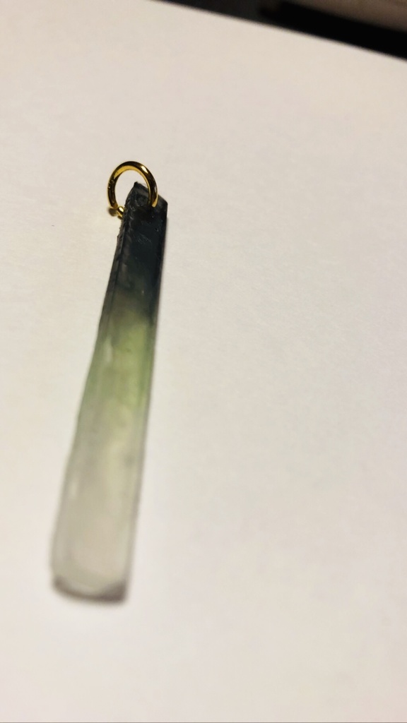 黒と緑のながいやつ