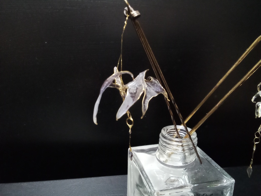 墓守の髪に咲く花