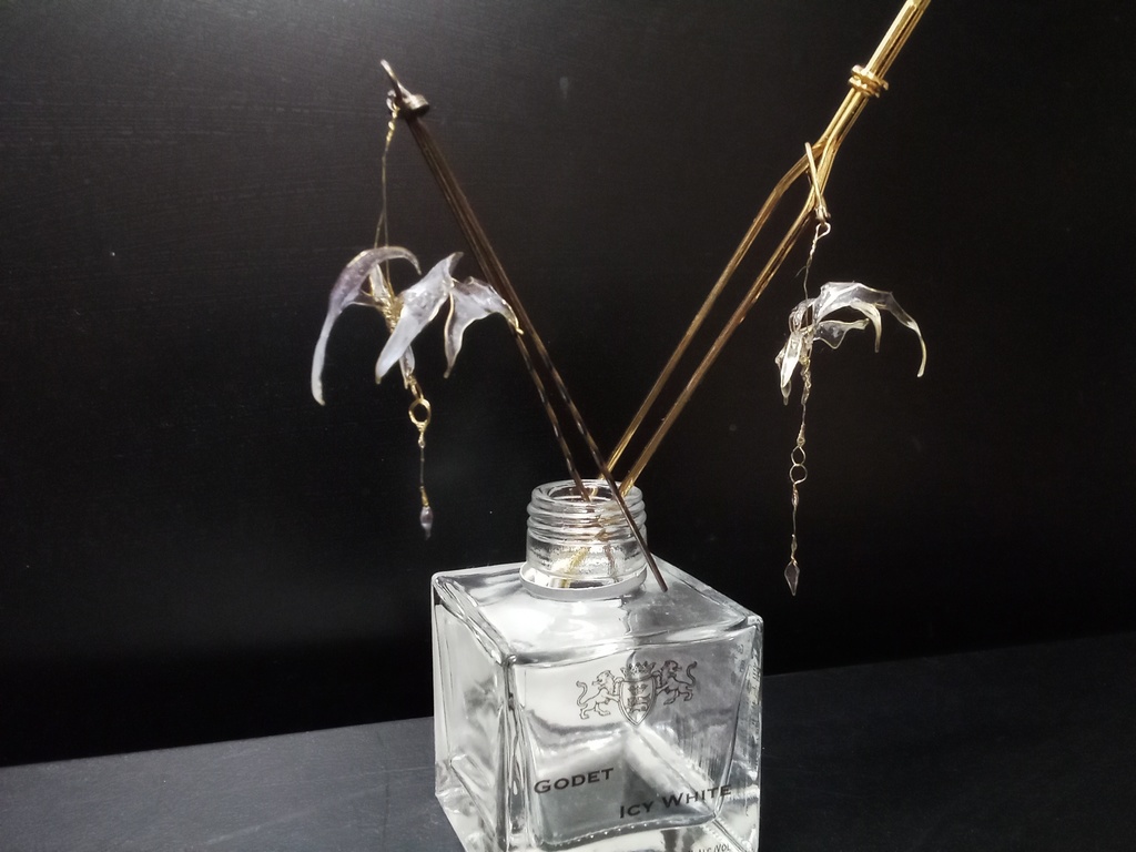 墓守の髪に咲く花