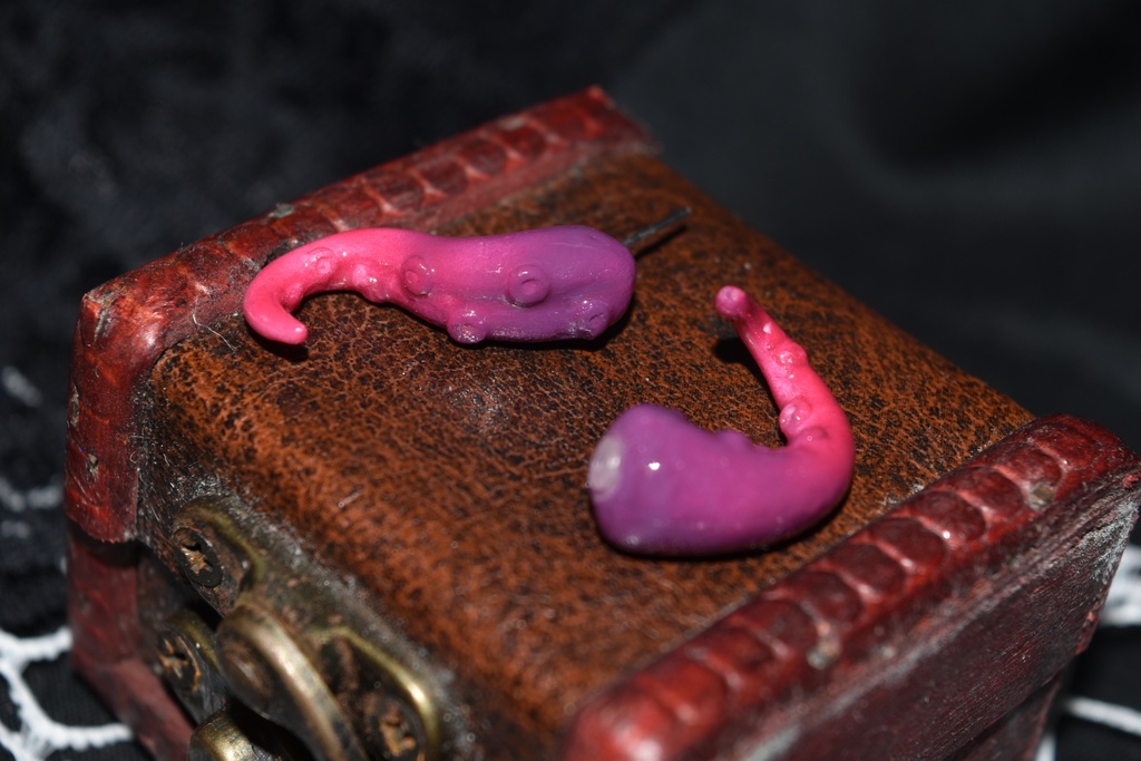 ハスター様の触手ピアス (右耳用)