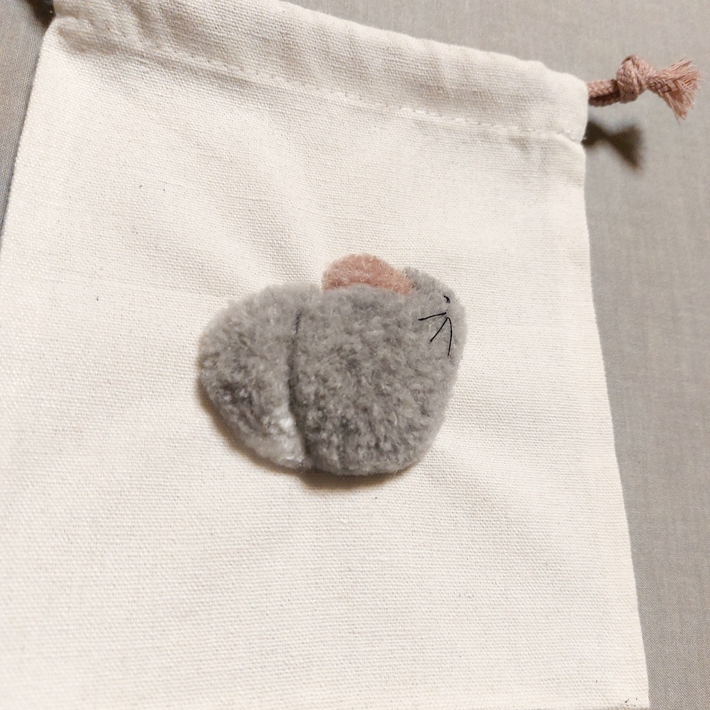 振り向きチンチラの巾着ポーチ