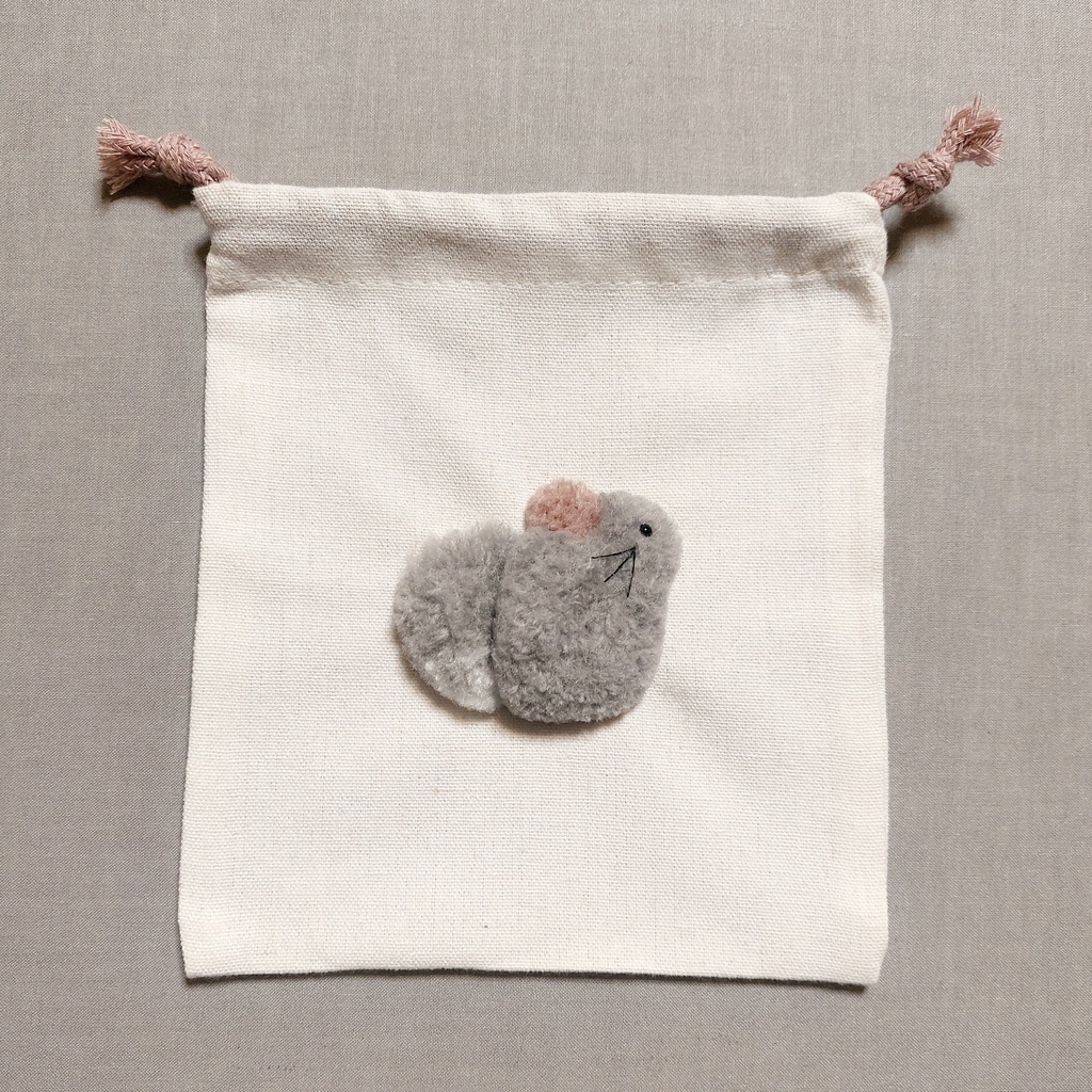 振り向きチンチラの巾着ポーチ