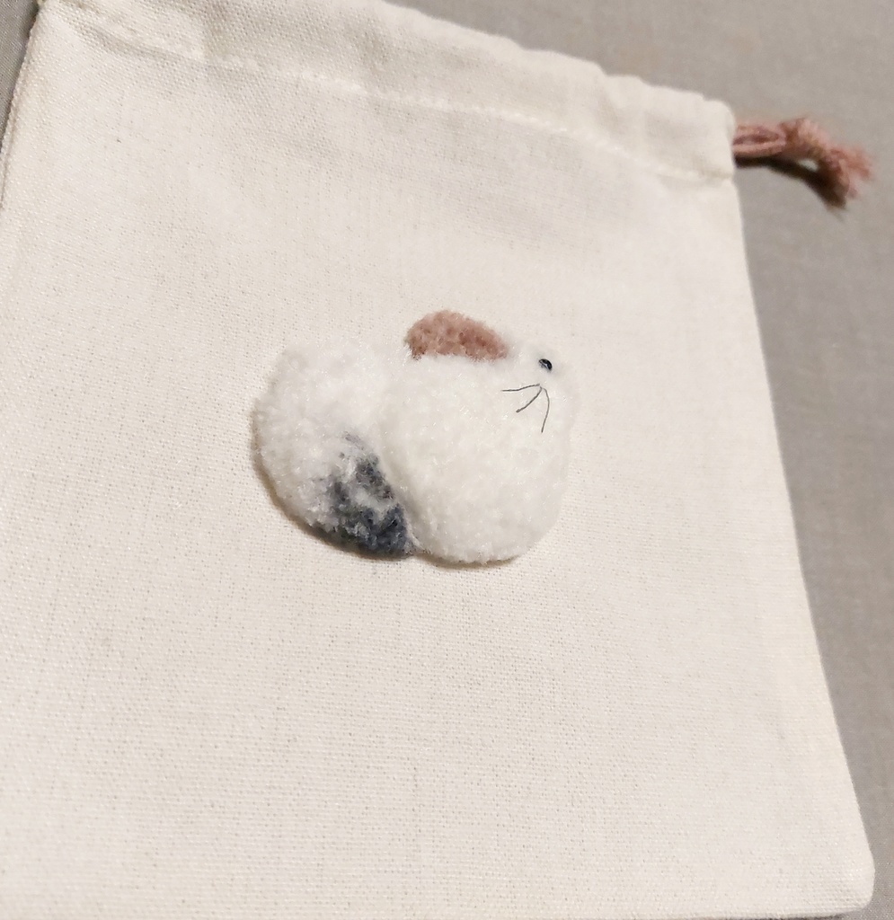 振り向きチンチラの巾着ポーチ