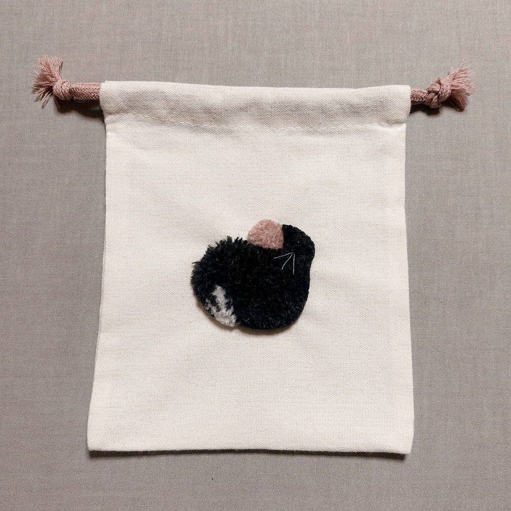 振り向きチンチラの巾着ポーチ