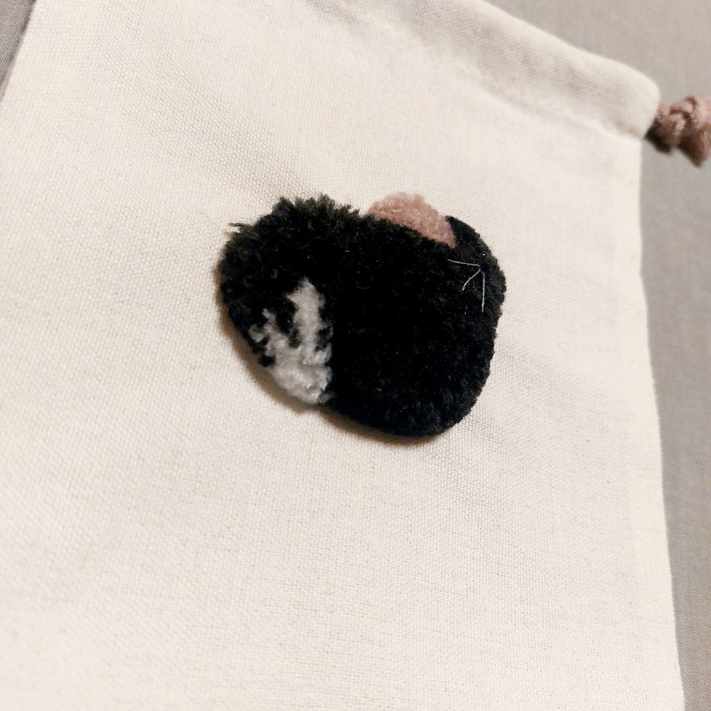 振り向きチンチラの巾着ポーチ