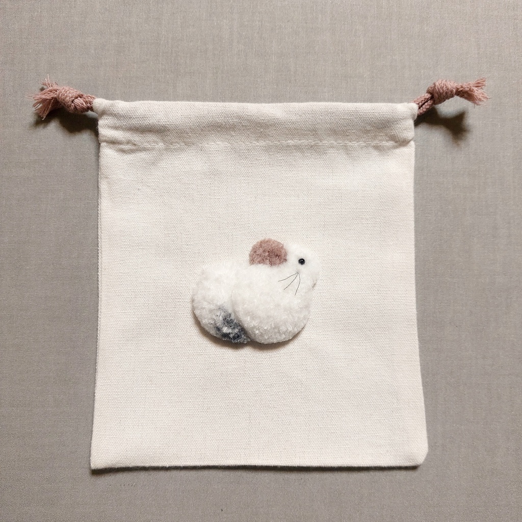 振り向きチンチラの巾着ポーチ