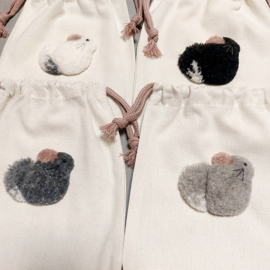 振り向きチンチラの巾着ポーチ