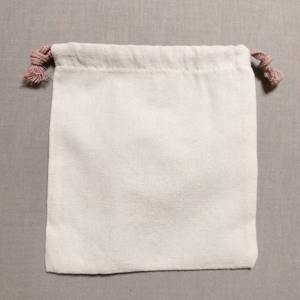 振り向きチンチラの巾着ポーチ