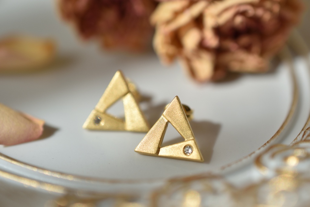 【受注生産】さんかくピアス(模様なし・艶消しマット)△03