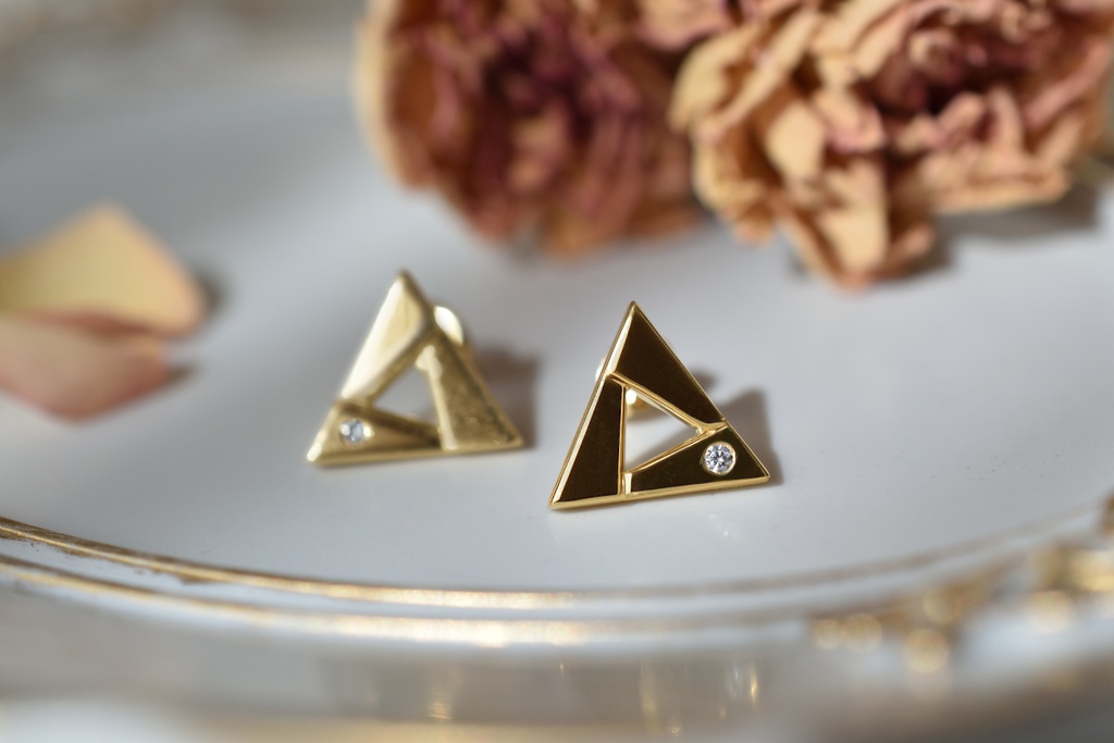 【受注生産】さんかくピアス(模様なし・鏡面仕上げ)△04