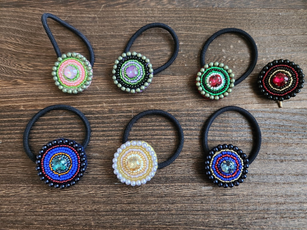 ミニビーズ刺繍のヘアゴム