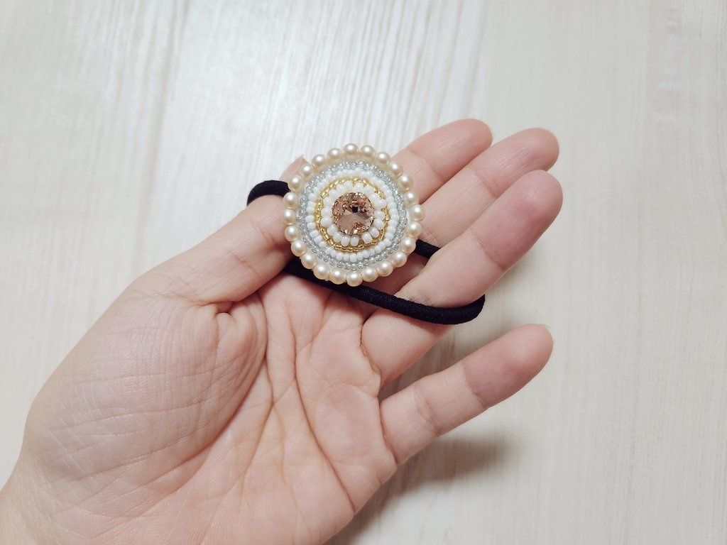 ミニビーズ刺繍のヘアゴム