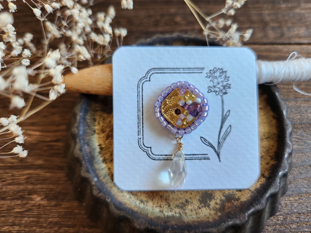 ボタンのピンブローチ