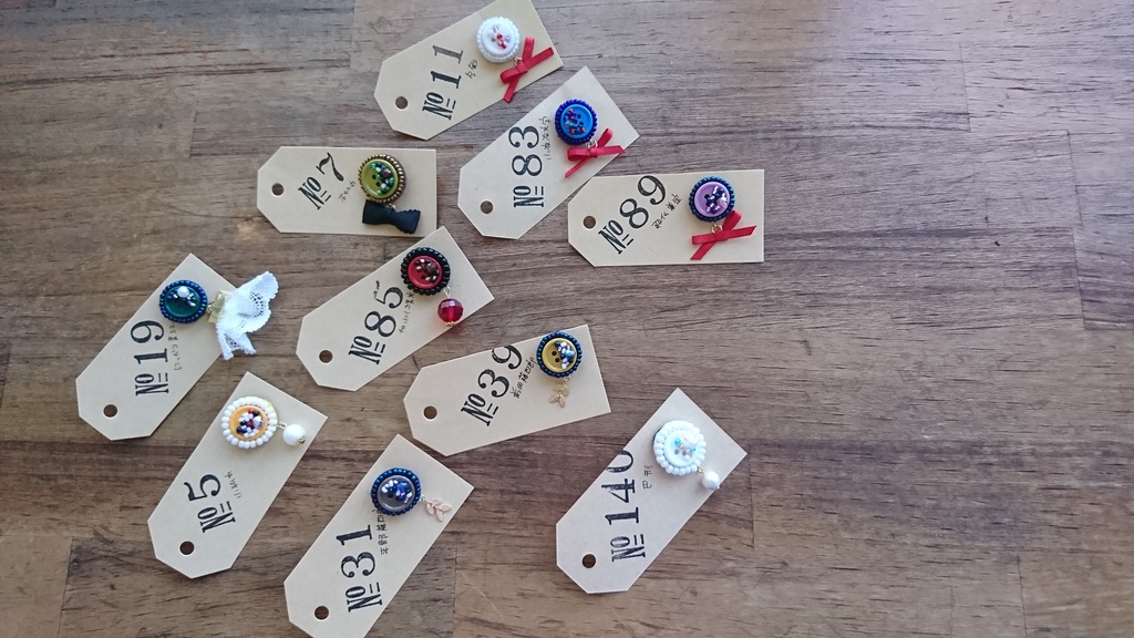 ボタンのピンブローチ