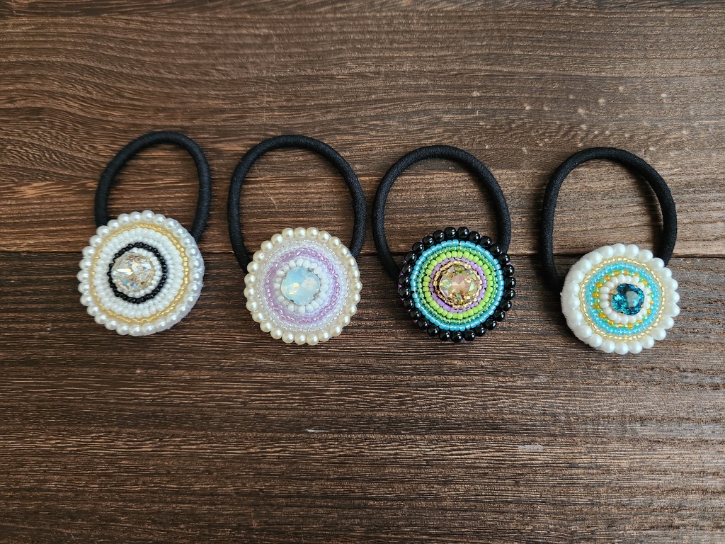 ビーズの刺繍ヘアゴム
