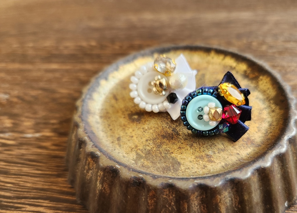 ミニボタンブローチ