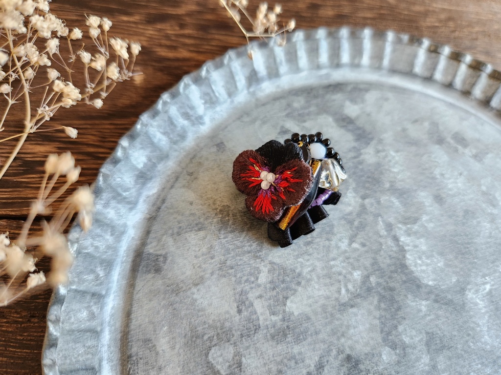 ビオラの小ぶりブローチ