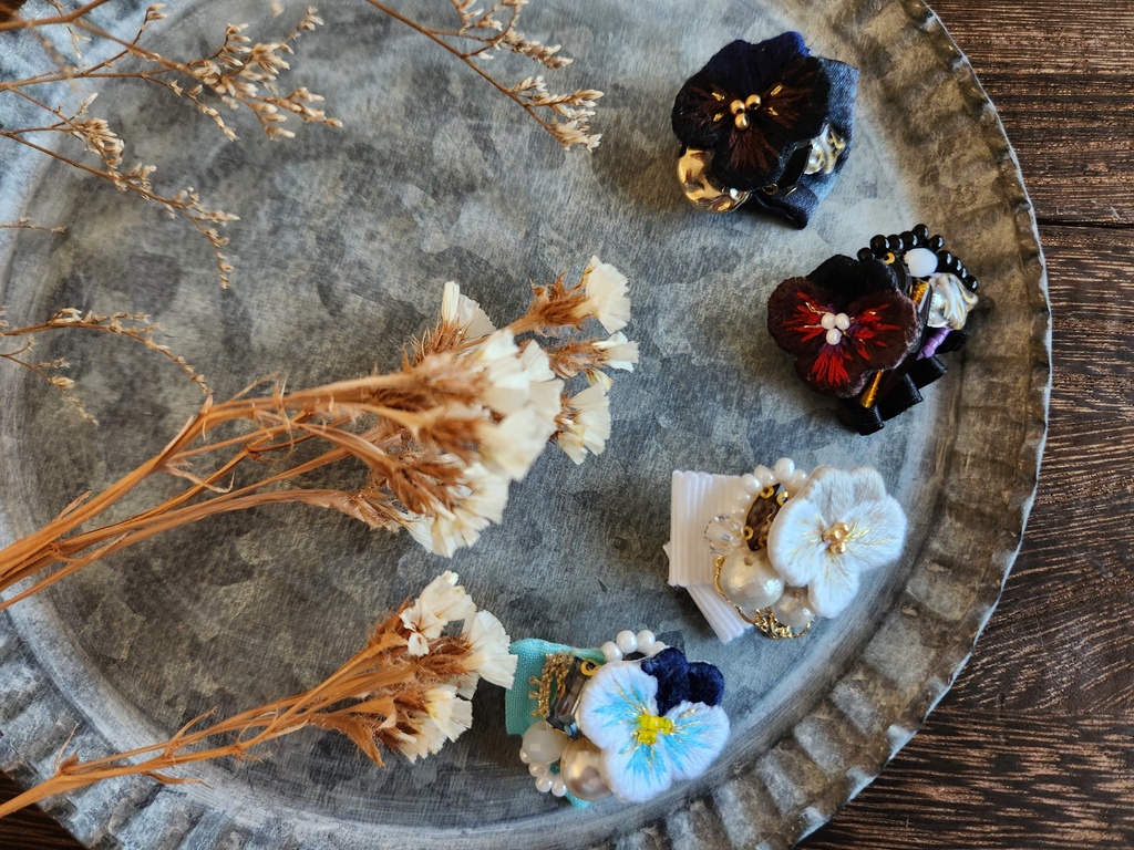 ビオラの小ぶりブローチ