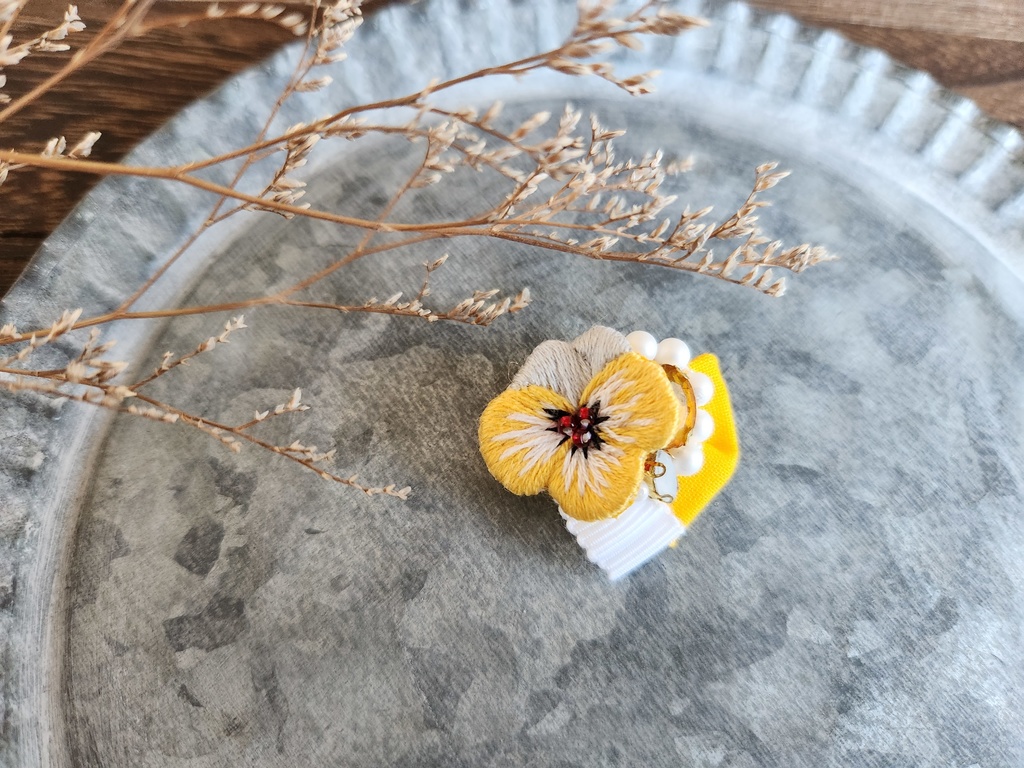 ビオラの小ぶりブローチ