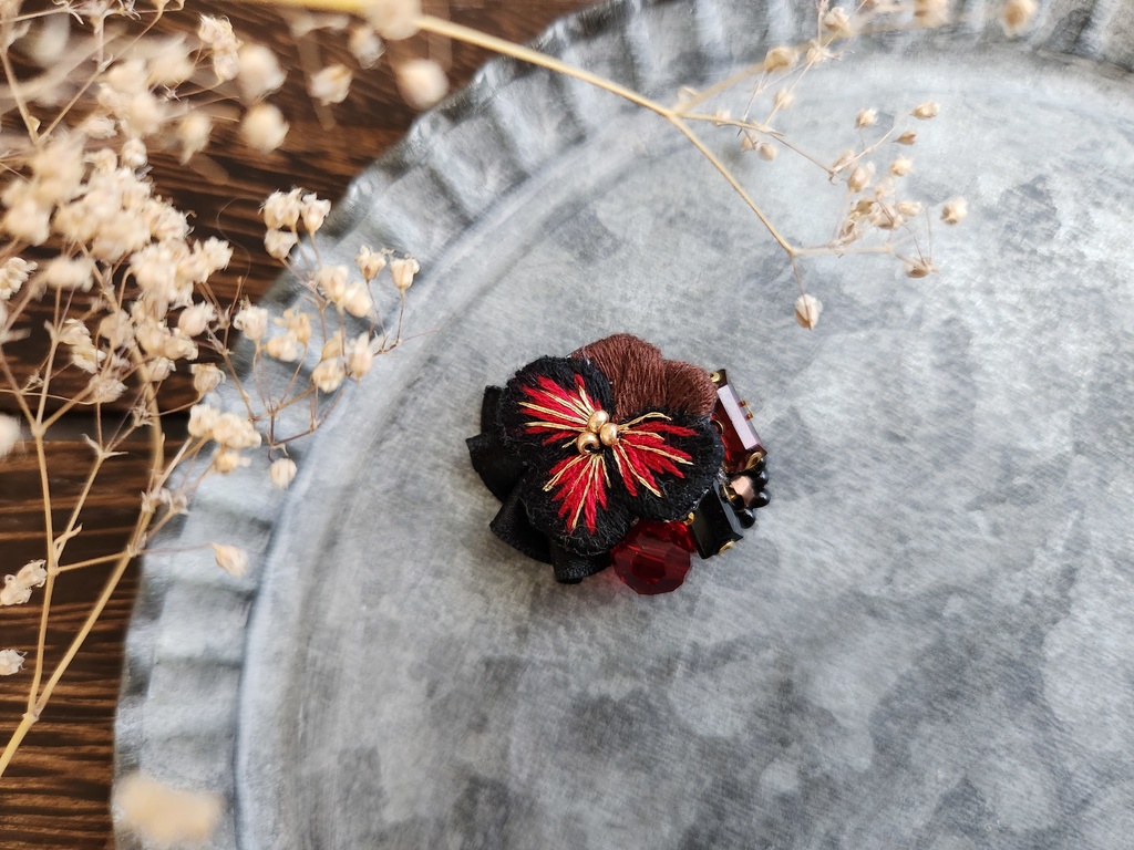 ビオラの小ぶりブローチ