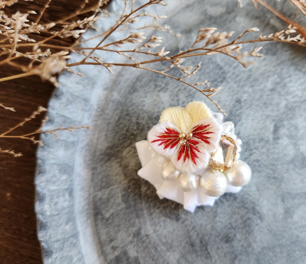 ビオラの小ぶりブローチ