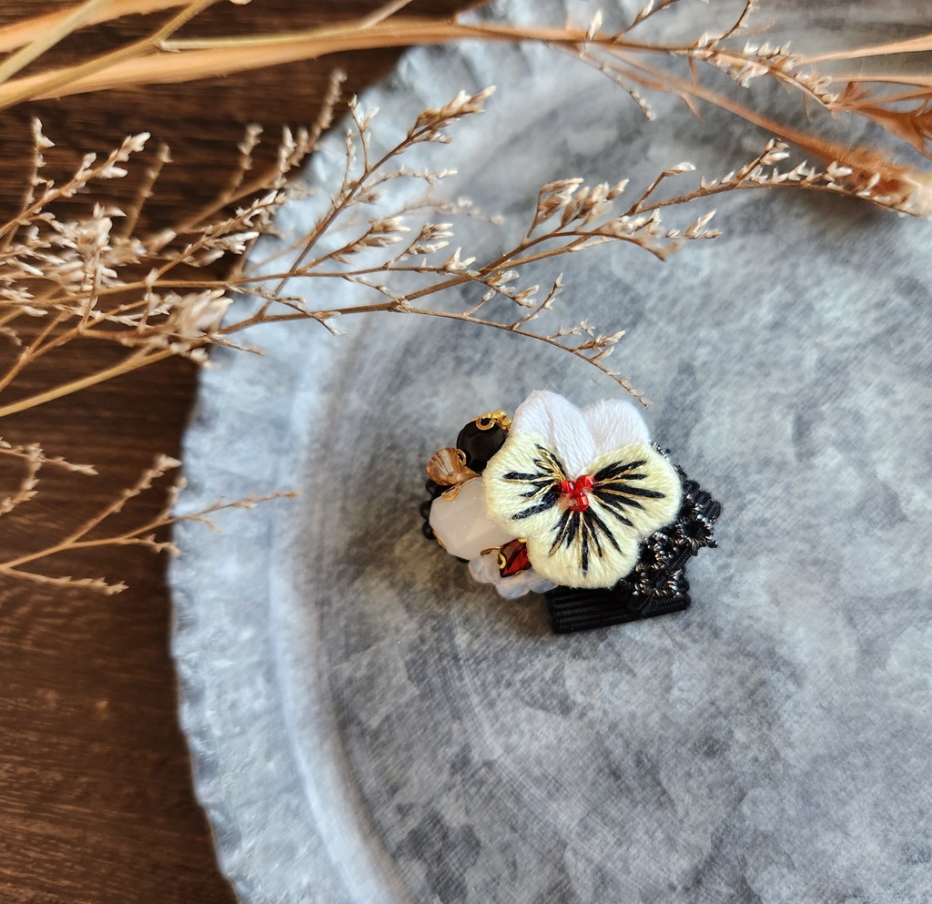 ビオラの小ぶりブローチ