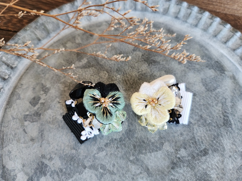 ビオラの小ぶりブローチ