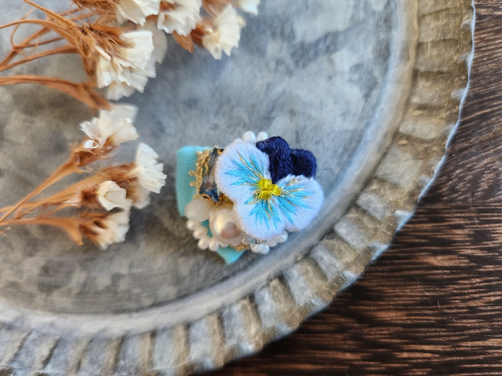 ビオラの小ぶりブローチ