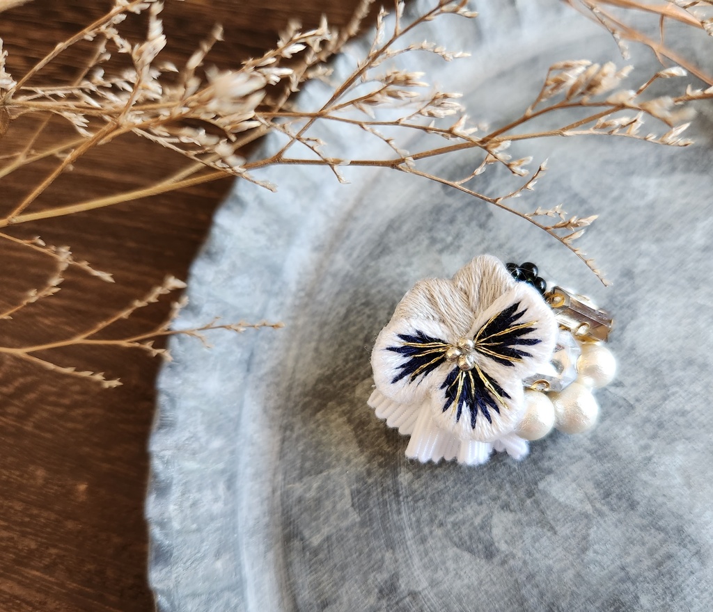 ビオラの小ぶりブローチ