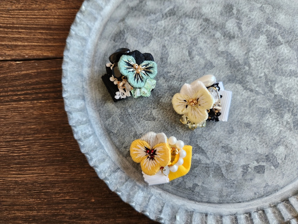 ビオラの小ぶりブローチ