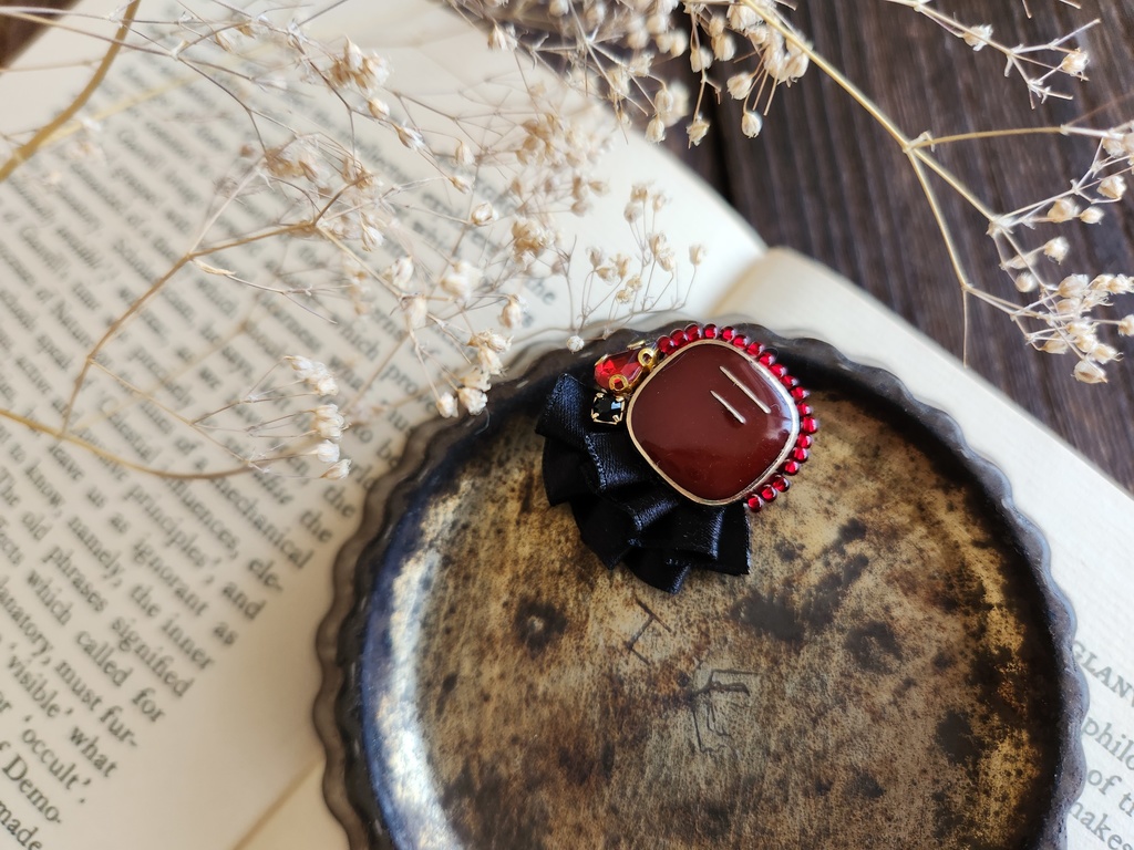 ボタンが主役のブローチ