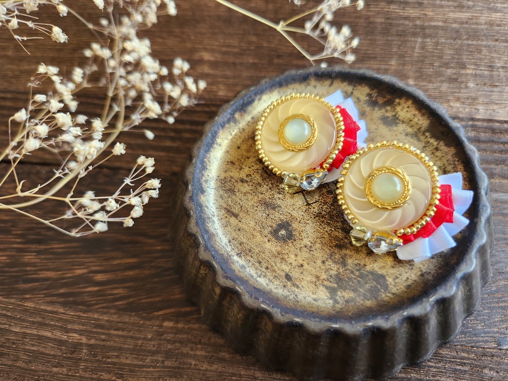 ボタンが主役のブローチ