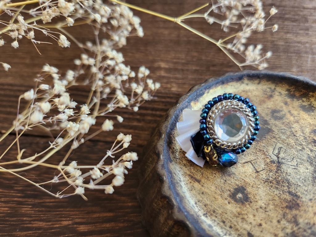 ボタンが主役のブローチ