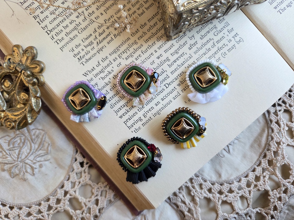 ボタンが主役のブローチ