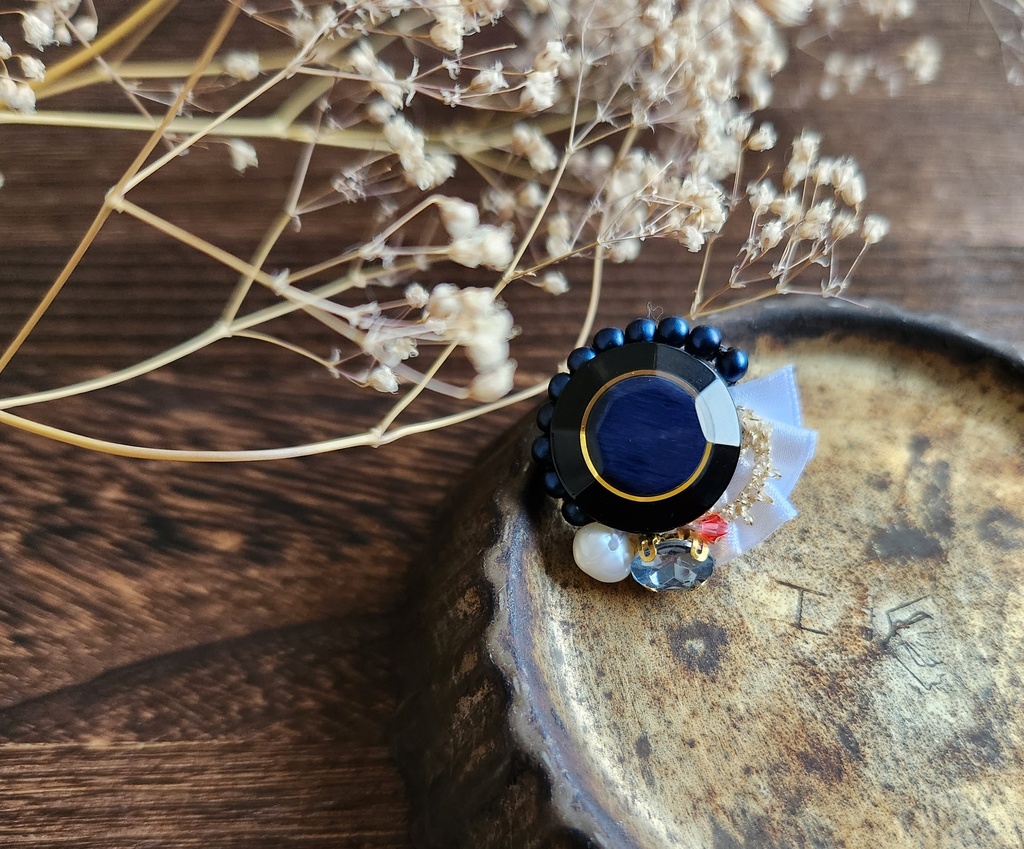 ボタンが主役のブローチ